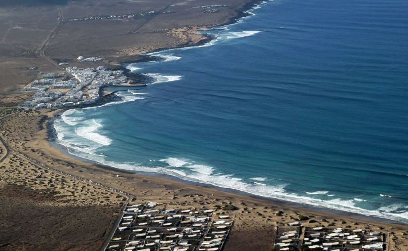 Caleta de Famara pueblos de canarias con playas