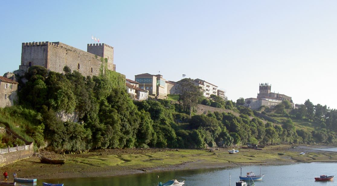 Un pintoresco pueblo pesquero que conjuga belleza natural con patrimonio histórico. Un pintoresco pueblo pesquero que conjuga belleza natural con patrimonio histórico.