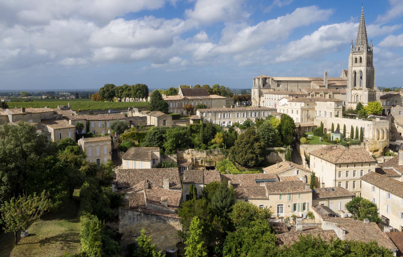 Saint-Émilion una Joya del Vino y la Historia a Tan Solo 40 Kilómetros de Burdeos Saint-Émilion una Joya del Vino y la Historia a Tan Solo 40 Kilómetros de Burdeos
